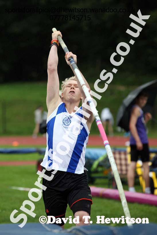 Mens pole vault Northern Inter-Counties under-17s and 15s at Witton Park, Blackburn. Photo: David T. Hewitson/Sports for All Pics